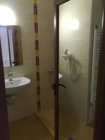 Фото номера Трехместный номер с собственной ванной комнатой Гостевой дом Guest House Rest г. Cherni Osŭm 2