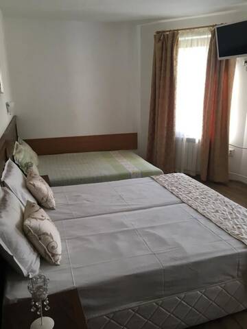 Фото номера Трехместный номер с собственной ванной комнатой Гостевой дом Guest House Rest г. Cherni Osŭm 3
