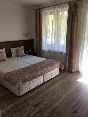 Фото номера Трехместный номер с собственной ванной комнатой Гостевой дом Guest House Rest г. Cherni Osŭm 4